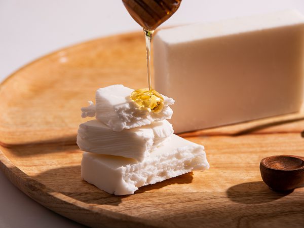 Handmade soap with olive oil, donkey milk and honey extract 100gr - Afbeelding 2