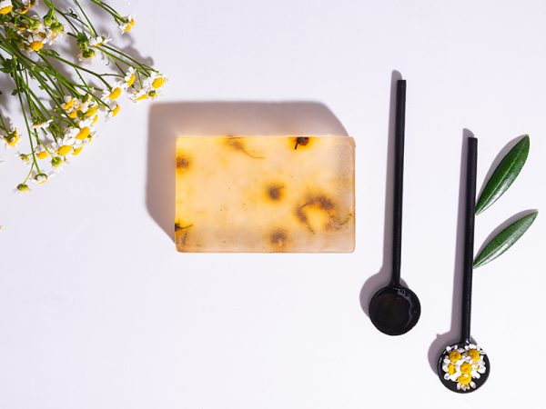 Handmade Soap with organic olive oil and chamomile extract 100gr - Afbeelding 2