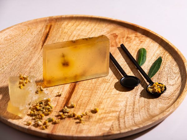 Handmade Soap with organic olive oil and chamomile extract 100gr - Afbeelding 3
